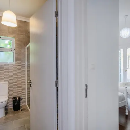 Casa de hóspedes Guestready-charming Funchal Retreat With Terrace Livramento